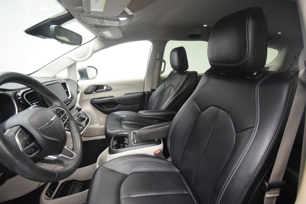 Used 2023 Chrysler Pacifica Touring-L FWD image 17