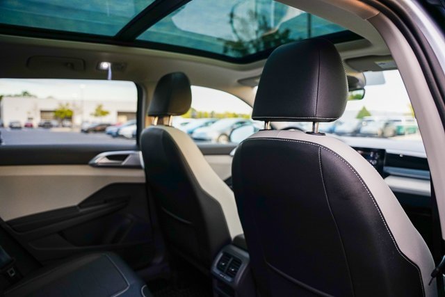 Certified 2025 Volkswagen Taos SE w/ Panoramic Sunroof Package image 32
