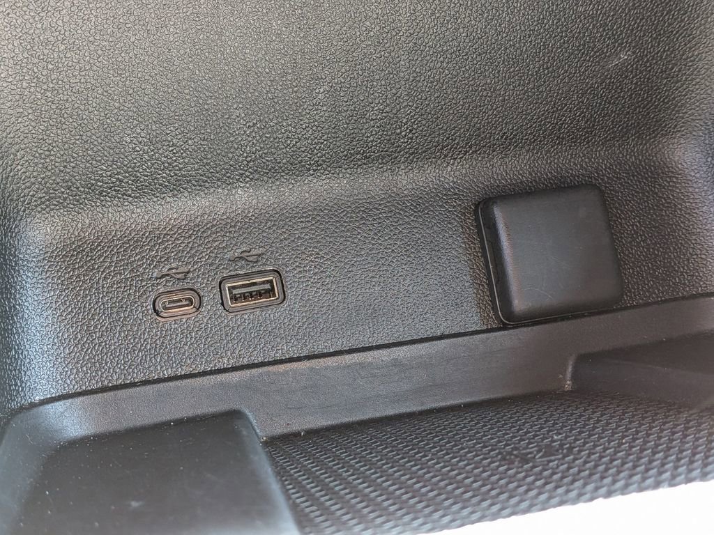 Used 2025 Chevrolet Traverse LT FWD image 32