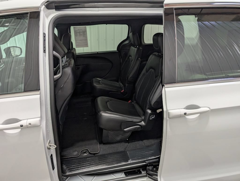 Used 2027 Chrysler Pacifica Select FWD image 8