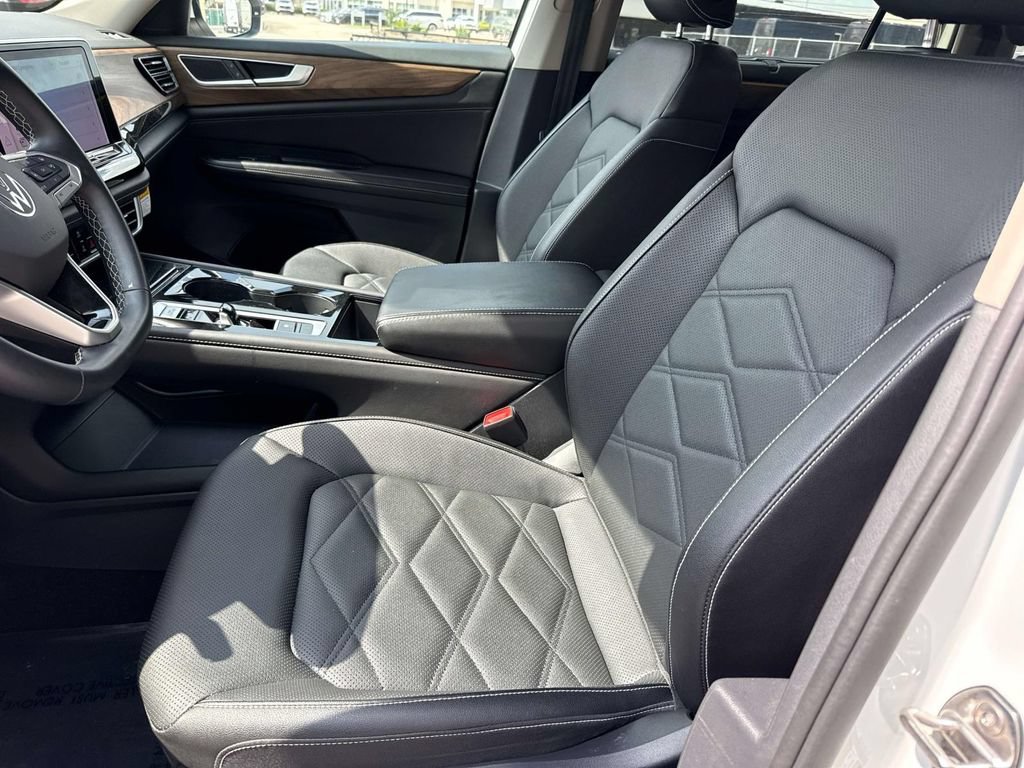 Used 2025 Volkswagen Atlas SE FWD image 16