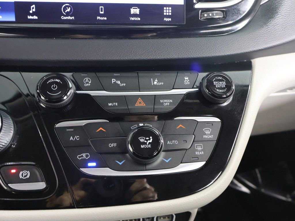 Used 2023 Chrysler Pacifica Touring-L image 48