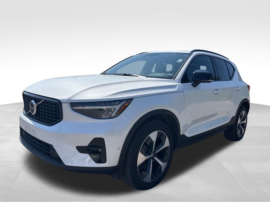 Used 2024 Volvo XC40 B5 Plus w/ Climate Package