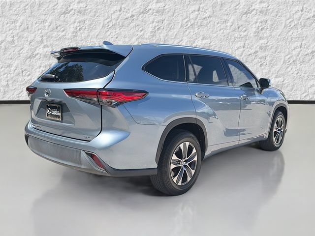 Used 2021 Toyota Highlander XLE FWD image 3