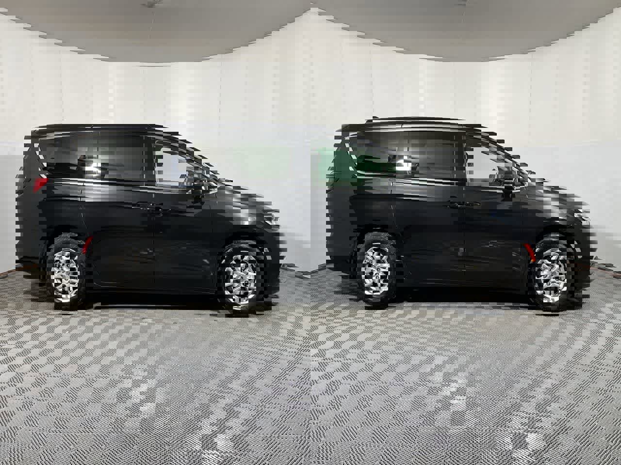 Used 2023 Chrysler Pacifica Touring-L image 9