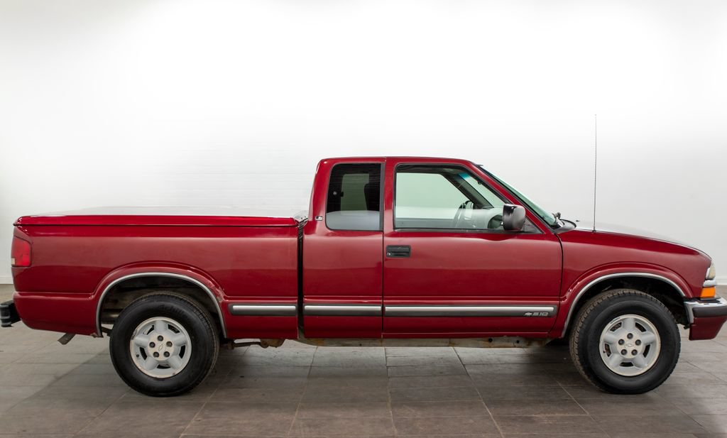 Used 2002 Chevrolet S10 Pickup LS w/ LS Preferred Equipment Group AWD/4WD image 14