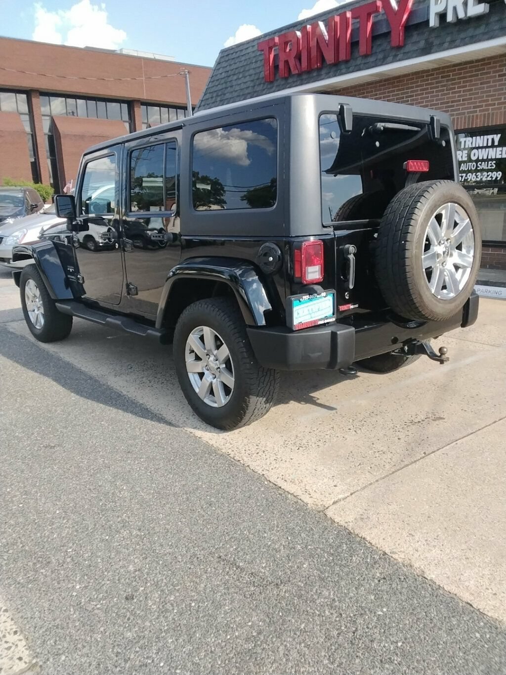 Used 2016 Jeep Wrangler Unlimited Sahara w/ Connectivity Group AWD/4WD image 2