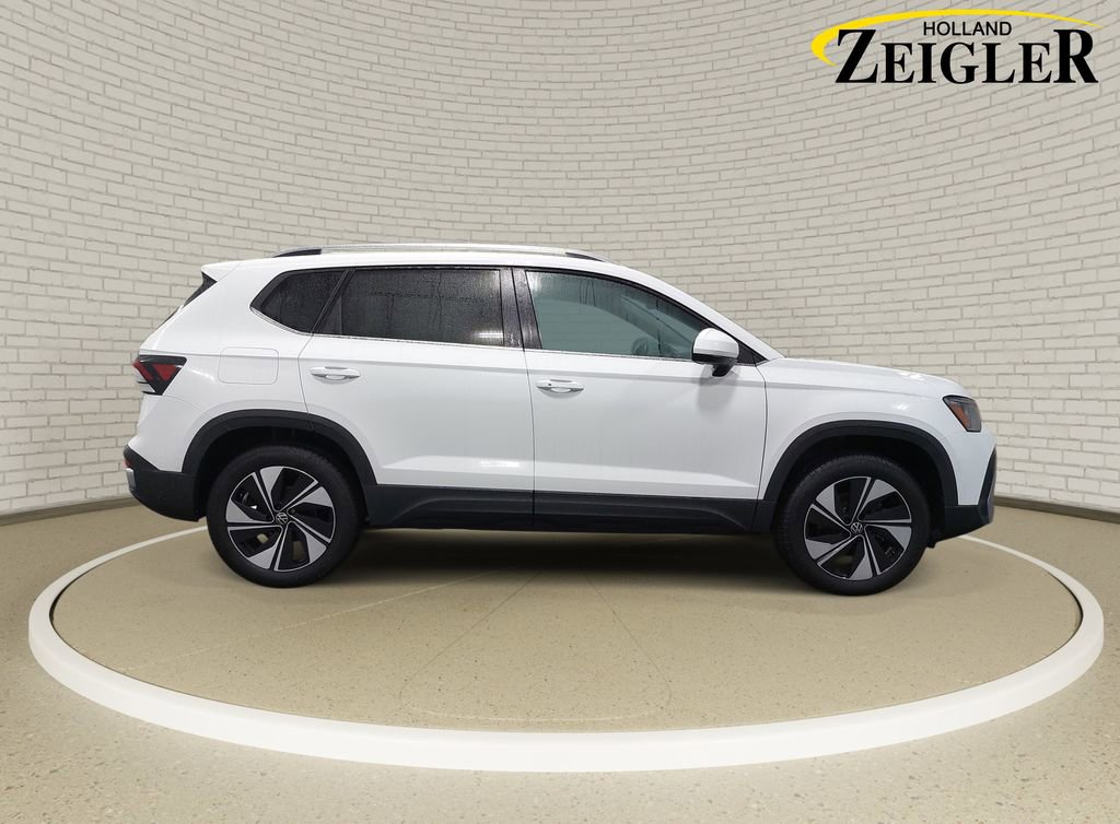 Used 2025 Volkswagen Taos SE image 4