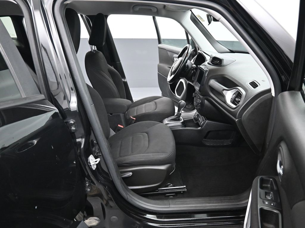 Used 2018 Jeep Renegade Latitude w/ Cold Weather Group image 33