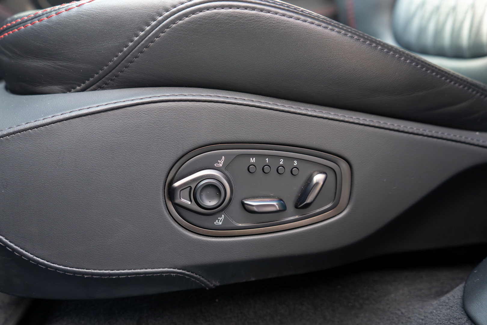 Used 2022 Aston Martin DBX AWD/4WD image 16