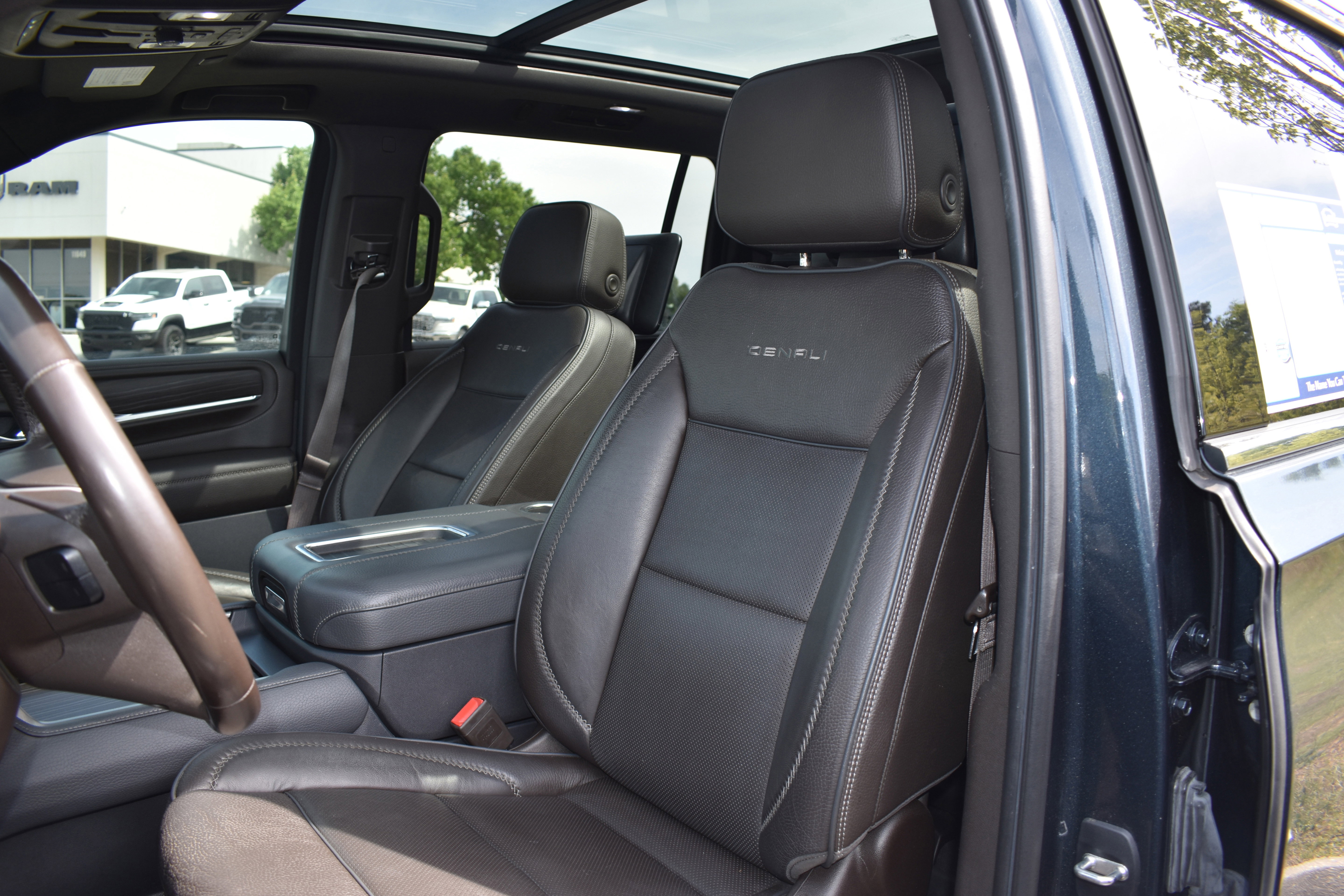 Used 2021 GMC Yukon XL Denali w/ Denali Ultimate Package AWD/4WD image 28