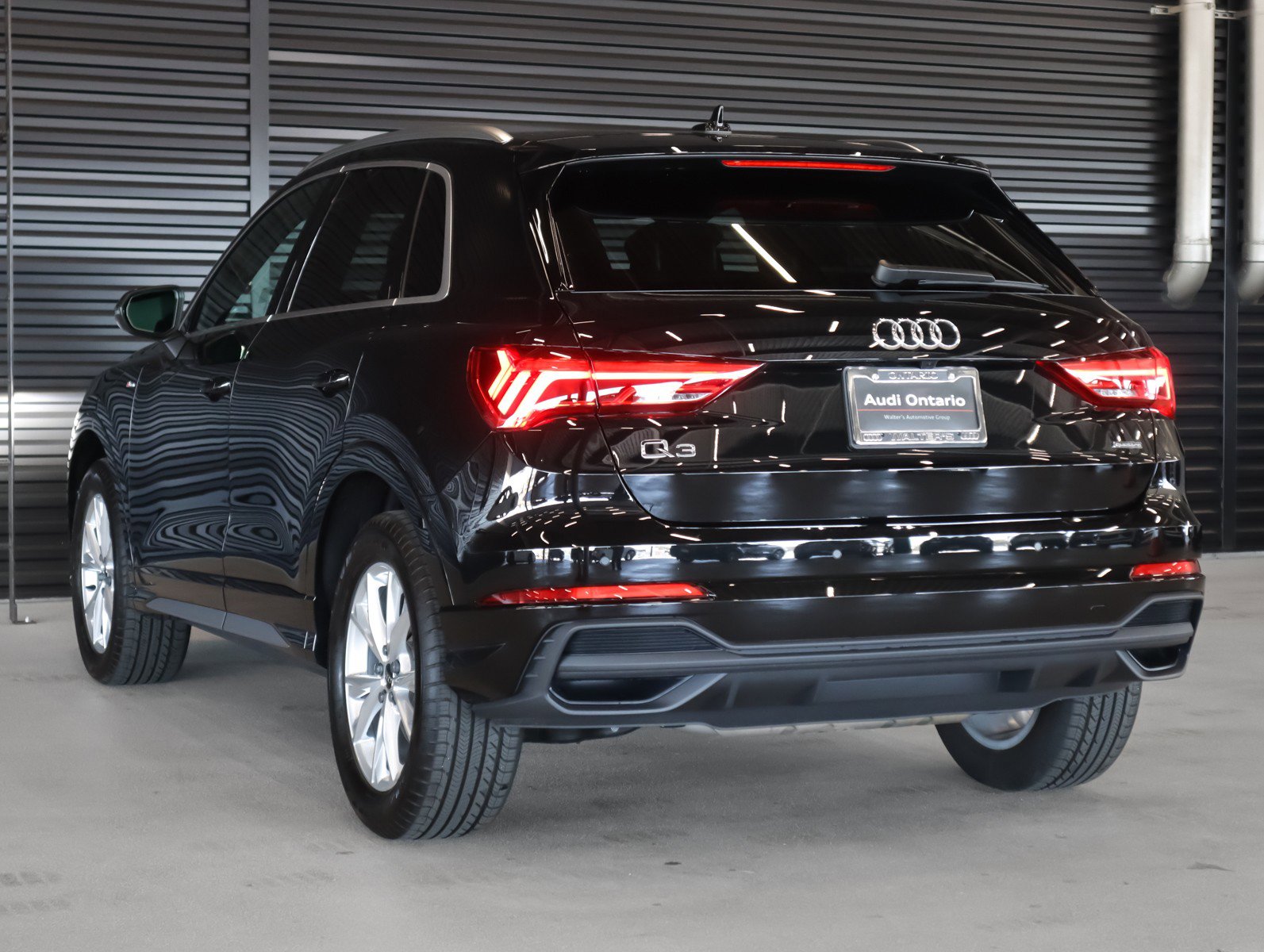 Used 2024 Audi Q3 2.0T Premium w/ Convenience Package AWD/4WD image 2