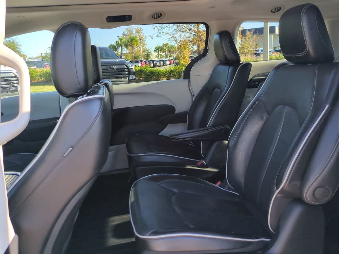 Used 2022 Chrysler Pacifica Limited FWD image 14