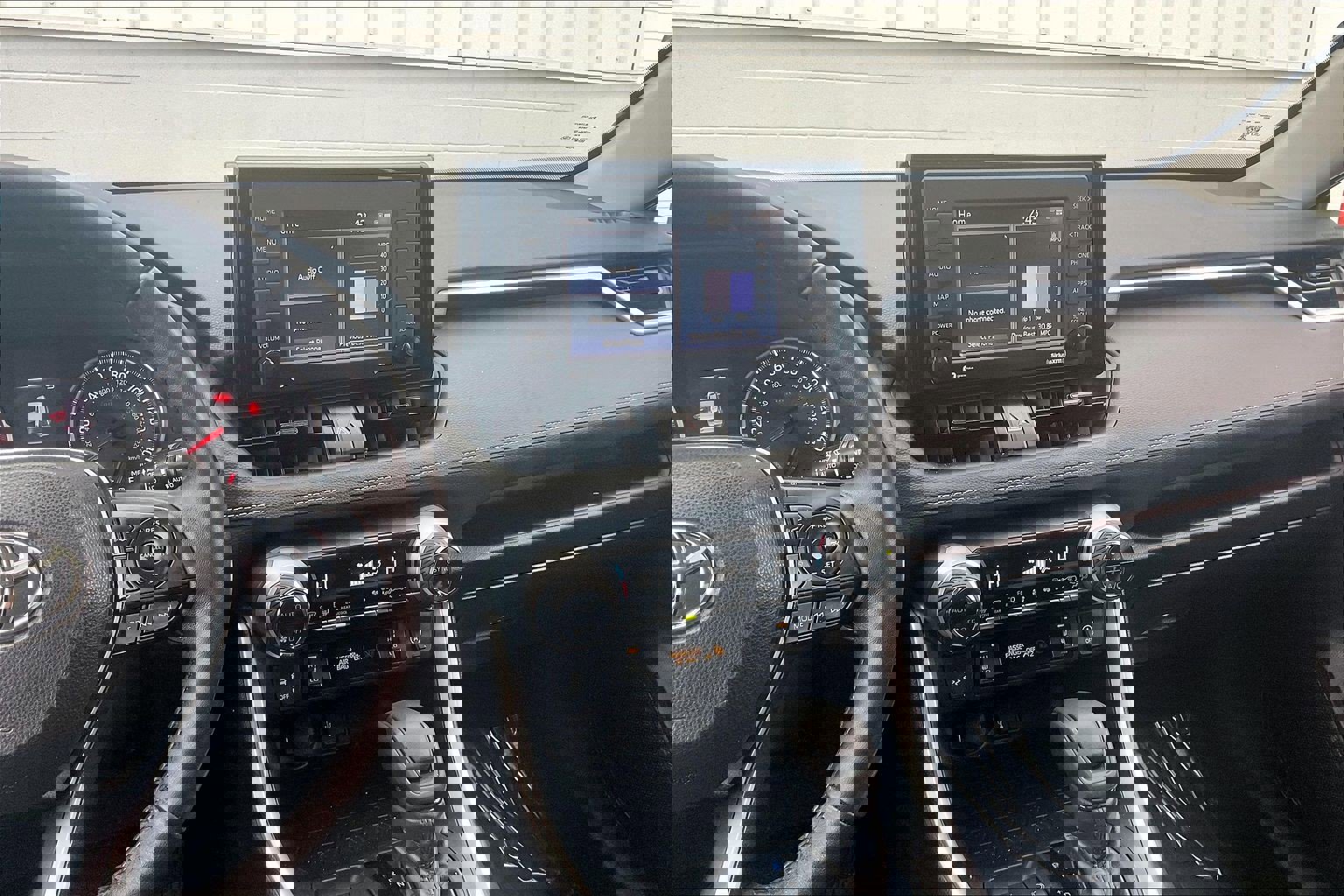 Used 2022 Toyota RAV4 XLE w/ Convenience Package image 7