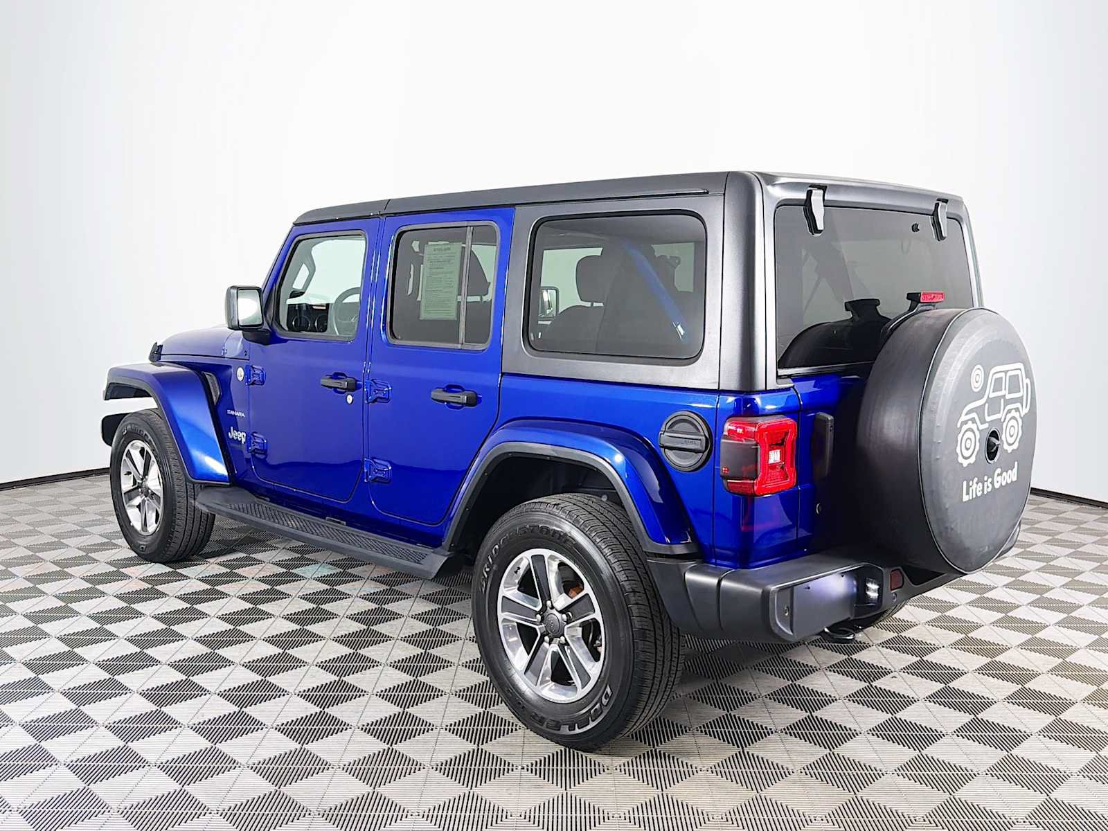 Used 2018 Jeep Wrangler Unlimited Sahara w/ Dual Top Group AWD/4WD image 7