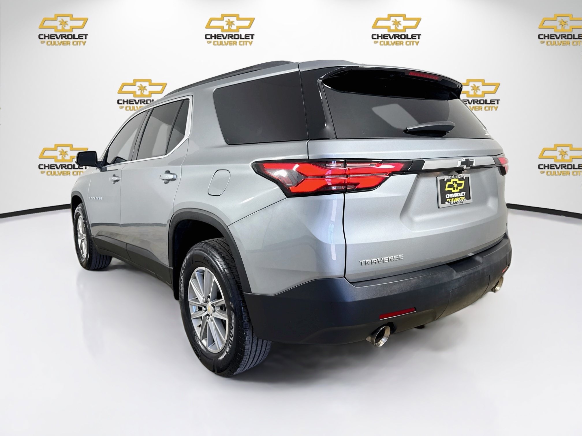 Used 2023 Chevrolet Traverse LT FWD image 6