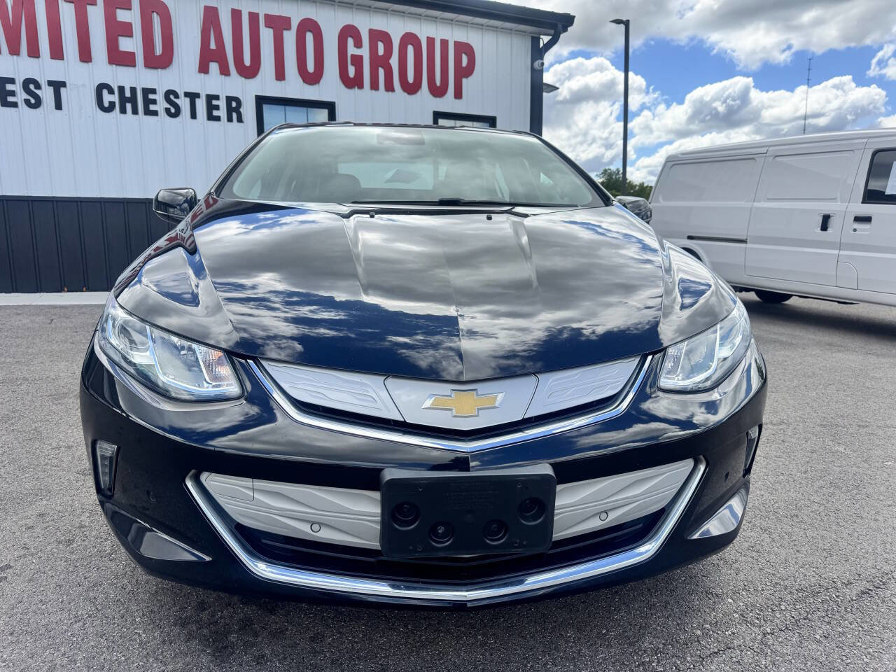 Used 2018 Chevrolet Volt Premier w/ Driver Confidence Package FWD image 3