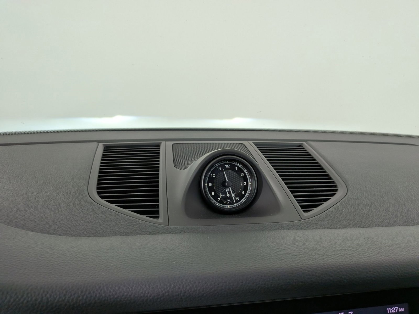 Certified 2025 Porsche Macan AWD/4WD image 20