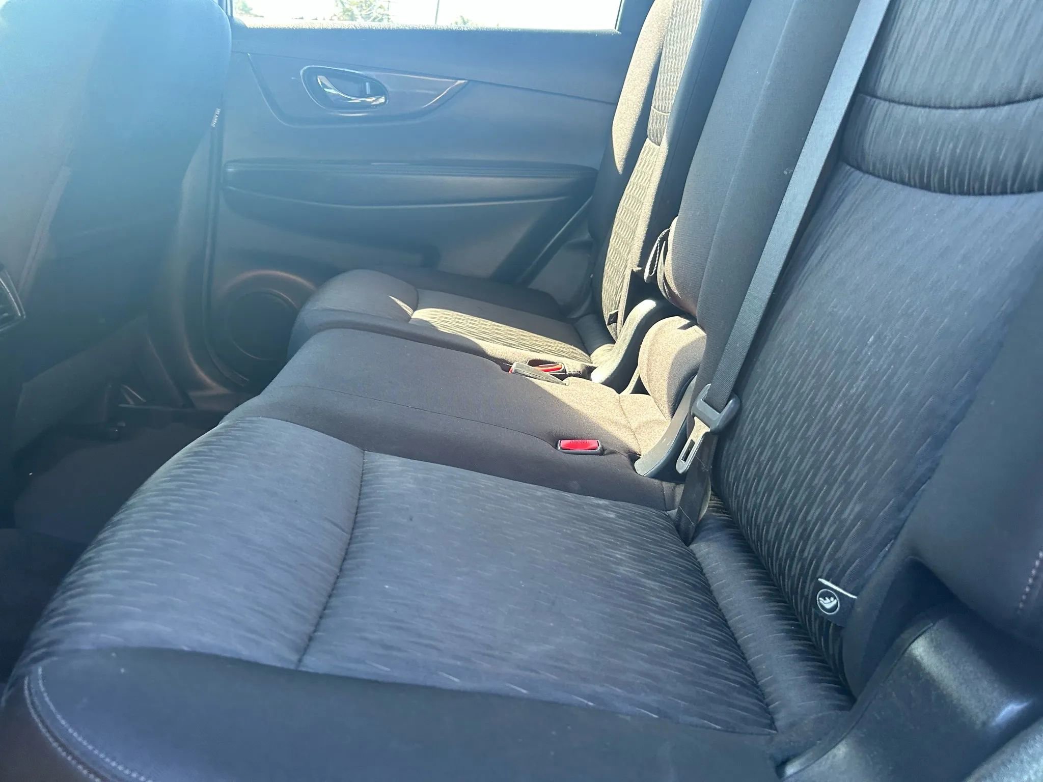 Used 2018 Nissan Rogue SV image 15