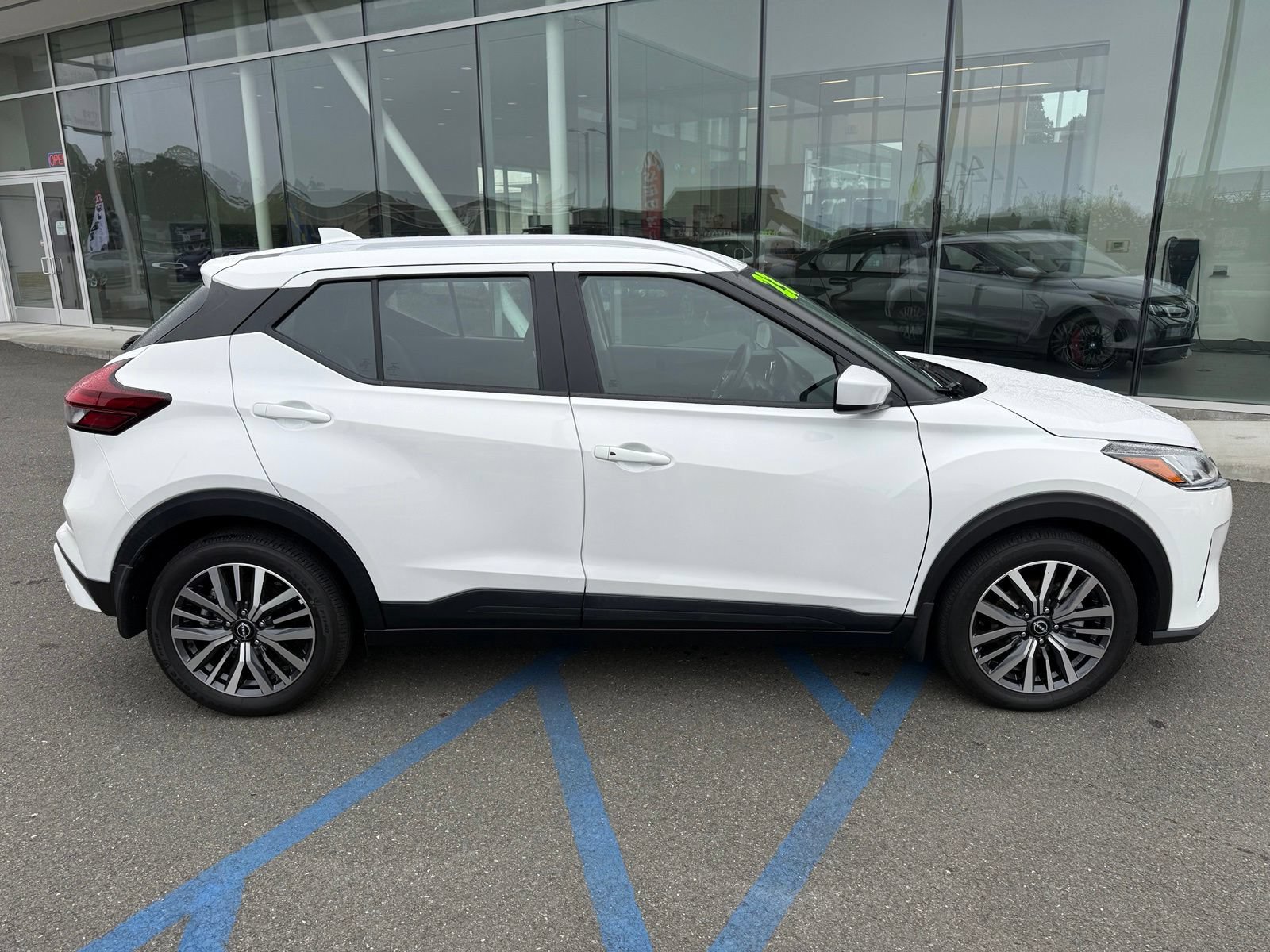 Used 2023 Nissan Kicks SV FWD image 9