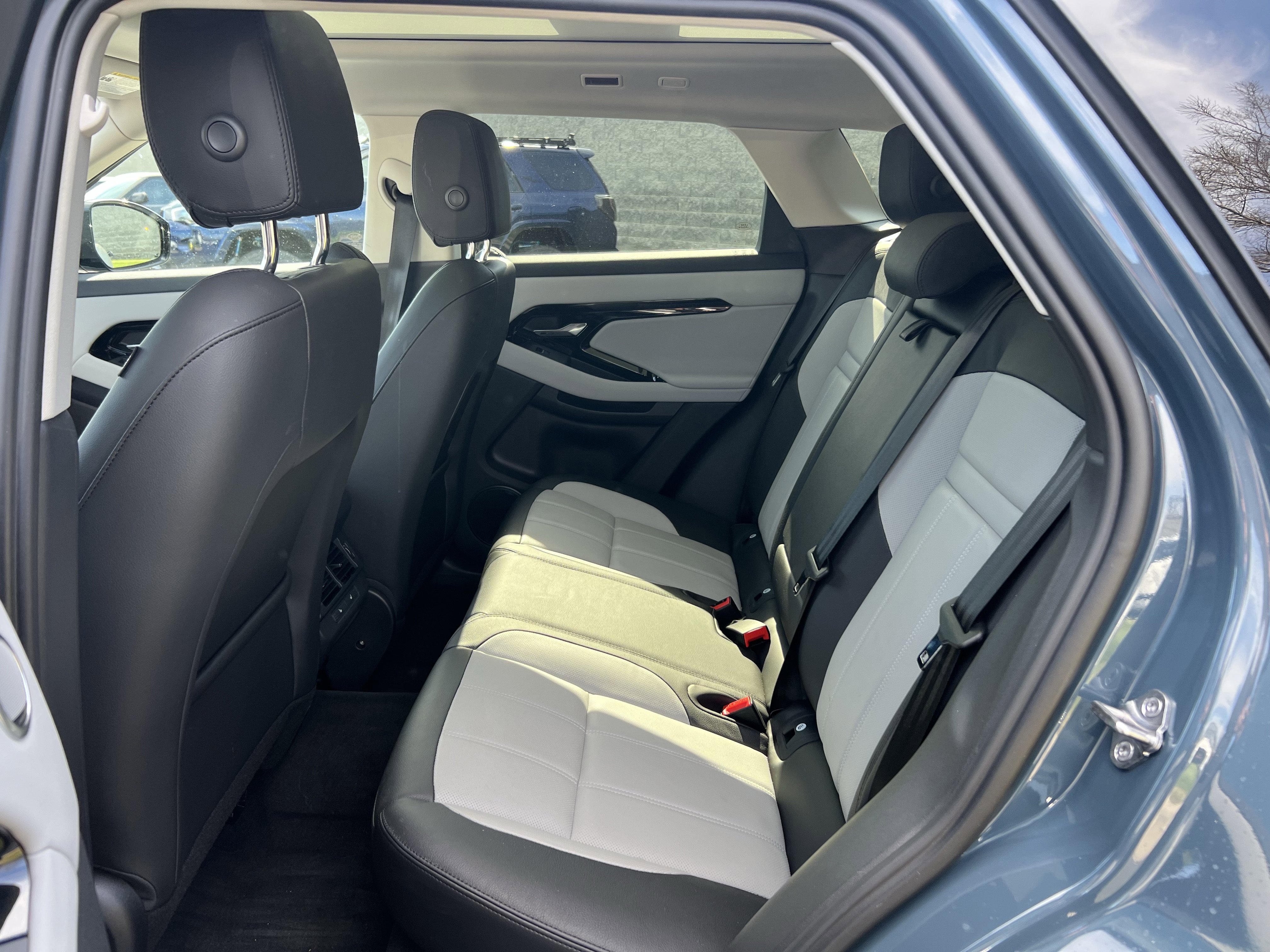 Used 2025 Land Rover Range Rover Evoque Dynamic SE image 28