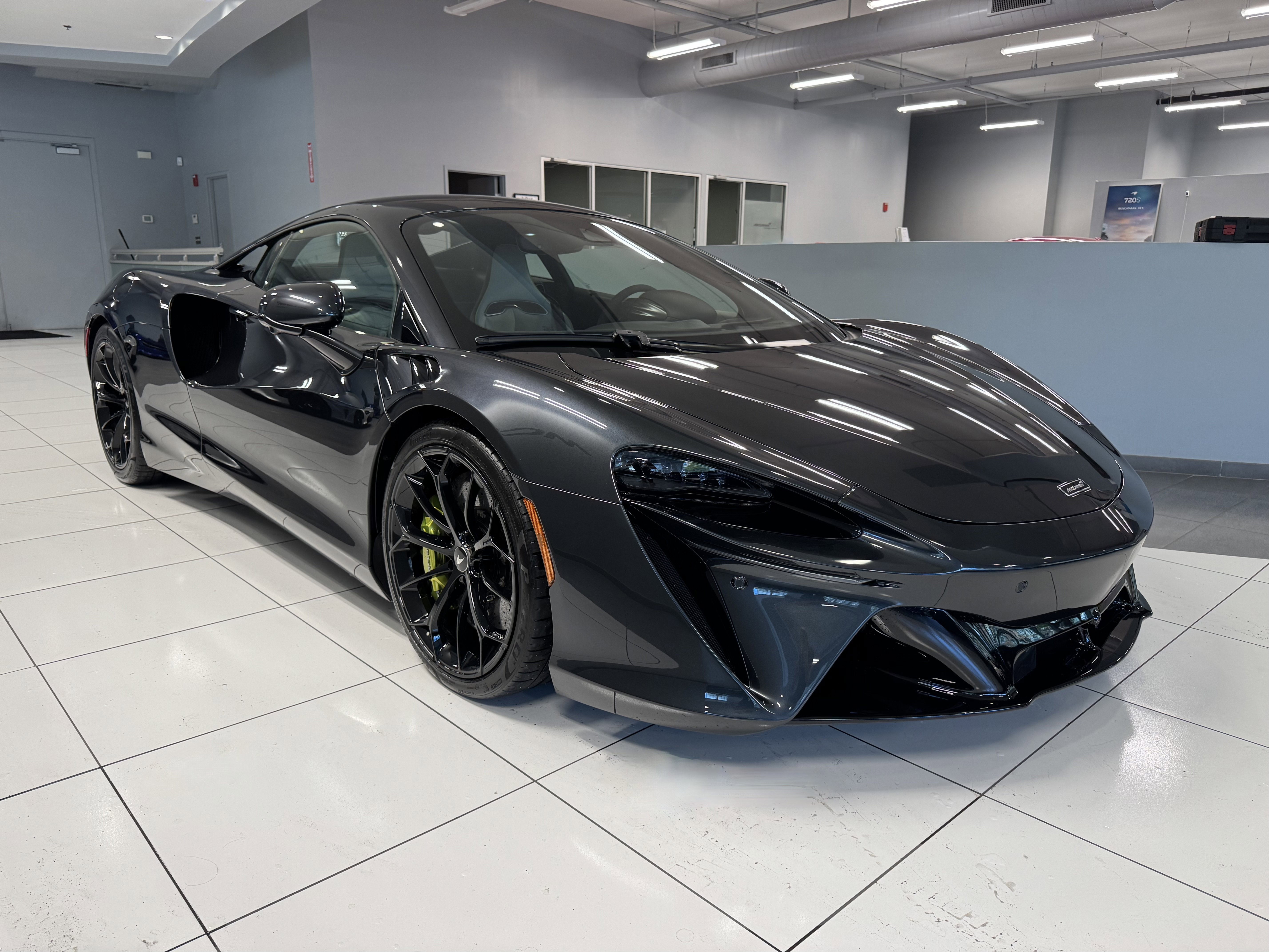 Used 2023 McLaren Artura image 6
