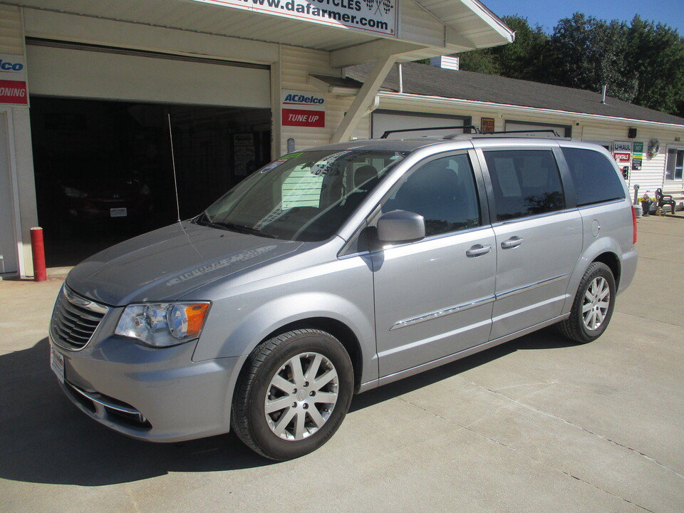 Used 2015 Chrysler Town & Country Touring FWD image 10