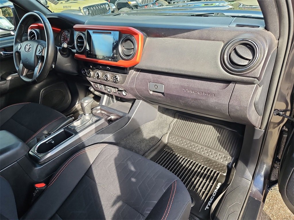 Used 2018 Toyota Tacoma TRD Sport w/ Technology Package image 17
