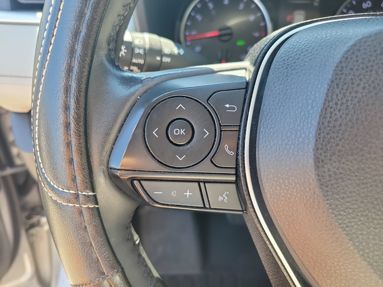 Used 2019 Toyota RAV4 XLE Premium w/ Cold Weather Package FWD image 21