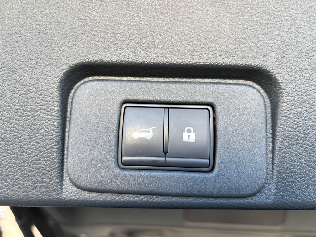Used 2025 Nissan Rogue SV AWD/4WD image 29