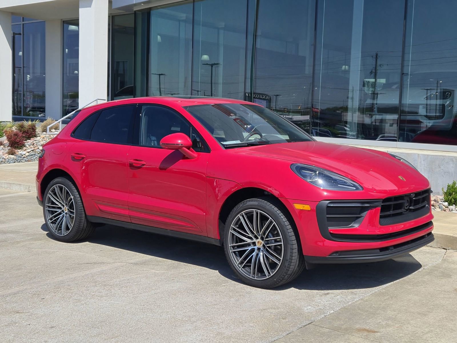 Used 2025 Porsche Macan image 9