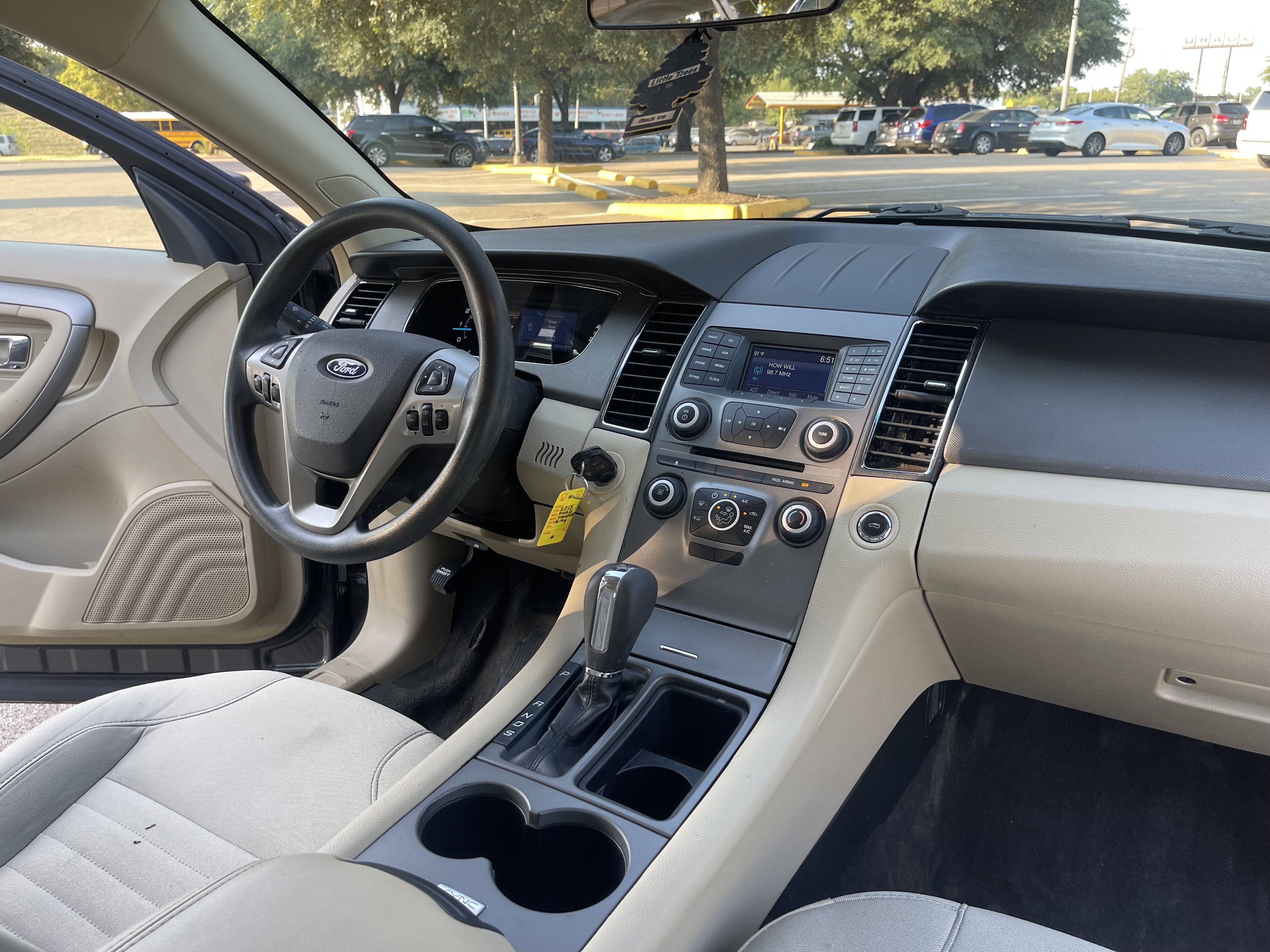Used 2015 Ford Taurus SE image 13