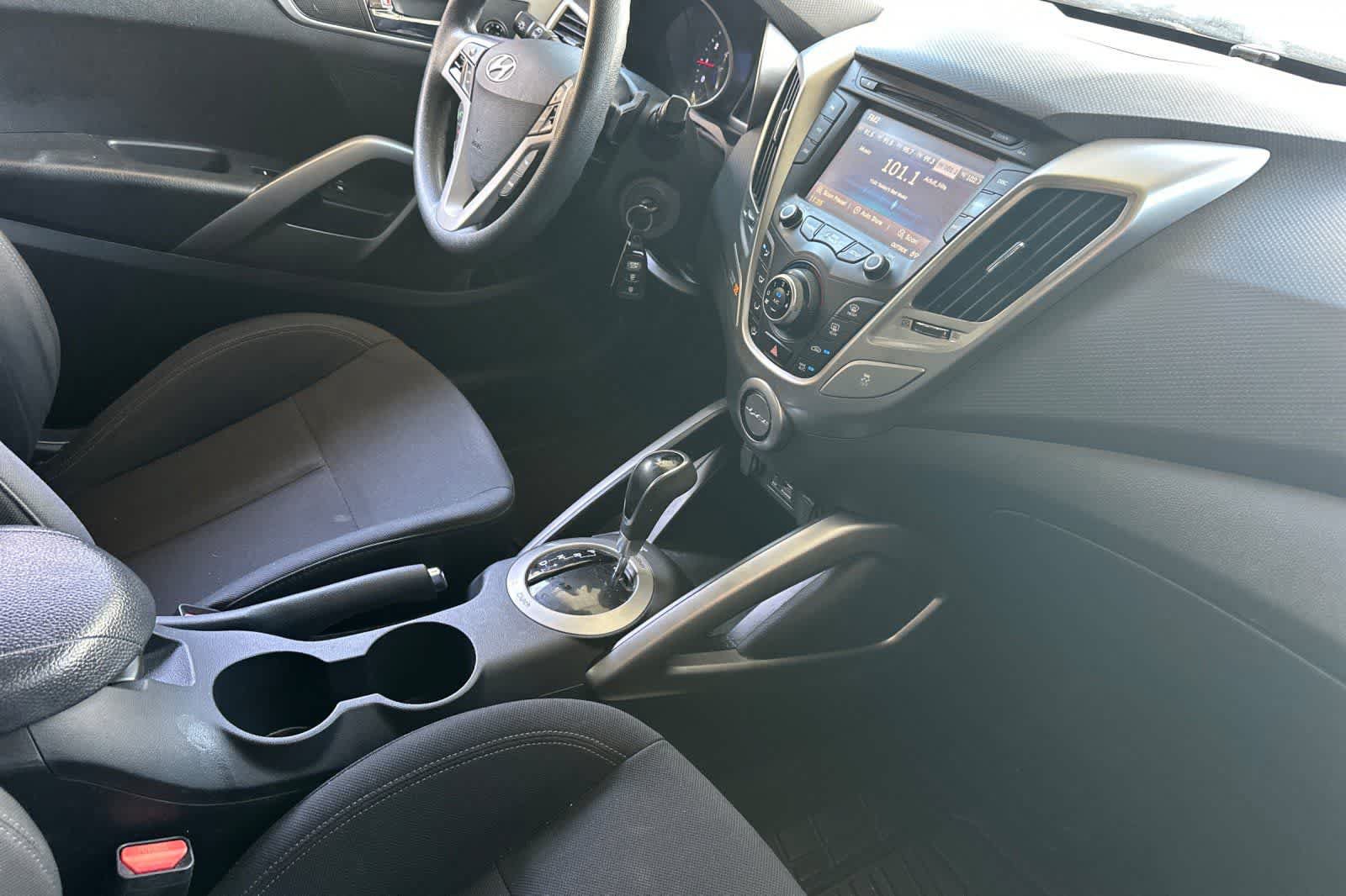 Used 2015 Hyundai Veloster FWD image 18