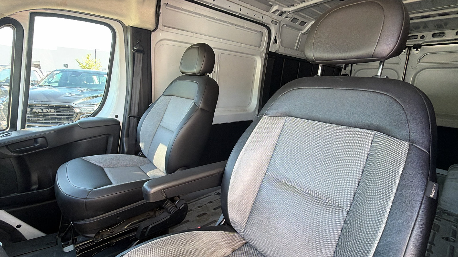 Used 2024 RAM ProMaster 2500 w/ Convenience Group FWD image 17