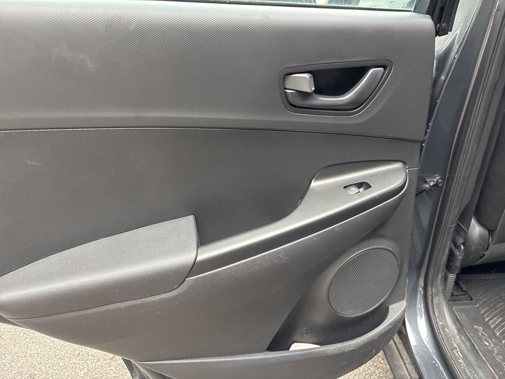 Used 2021 Hyundai Kona SE w/ Winter Weather Package image 4