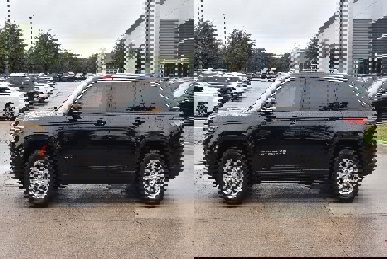 Used 2023 Jeep Grand Cherokee Limited w/ Luxury Tech Group II image 12