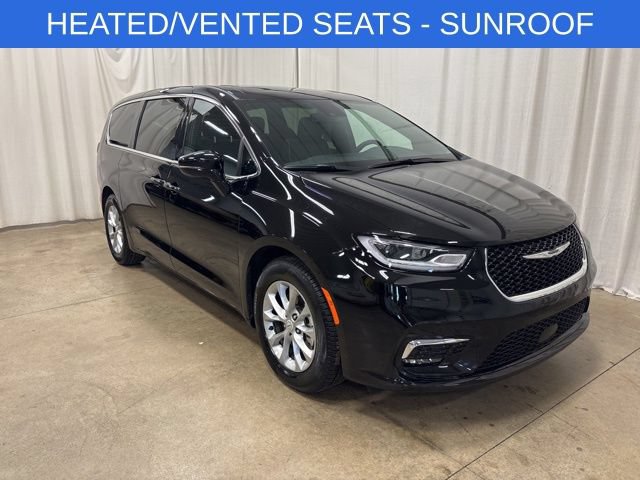 Used 2026 Chrysler Pacifica Limited FWD image 1