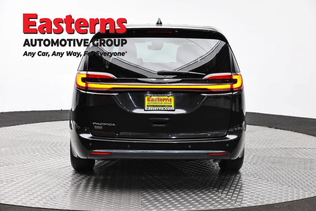 Used 2023 Chrysler Pacifica Touring-L FWD image 6