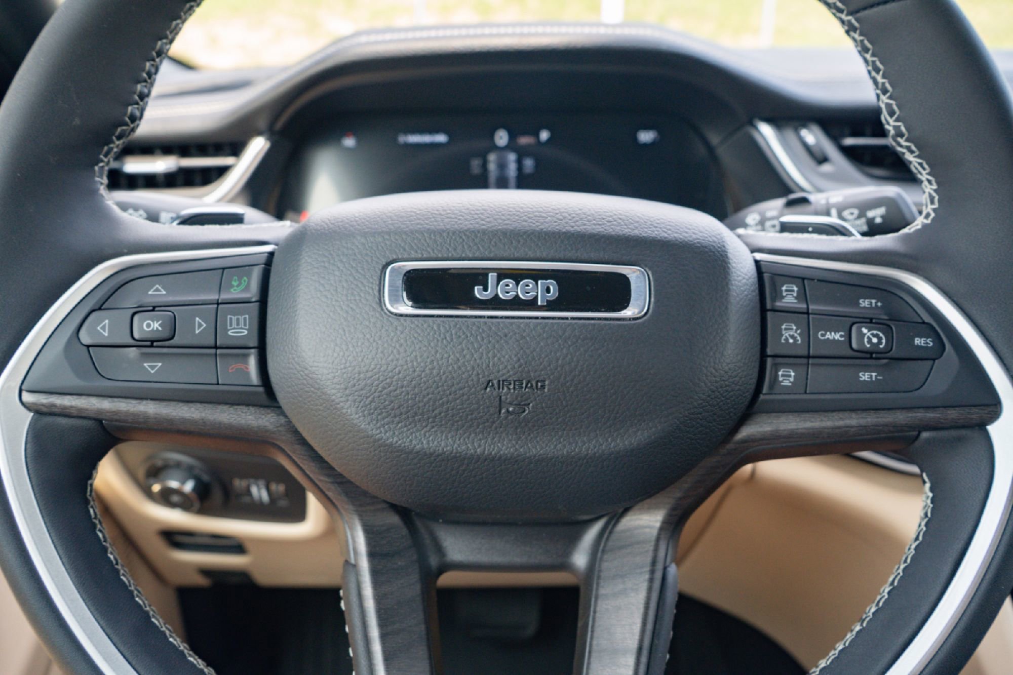 Used 2025 Jeep Grand Cherokee Limited w/ Luxury Tech Group II AWD/4WD image 10