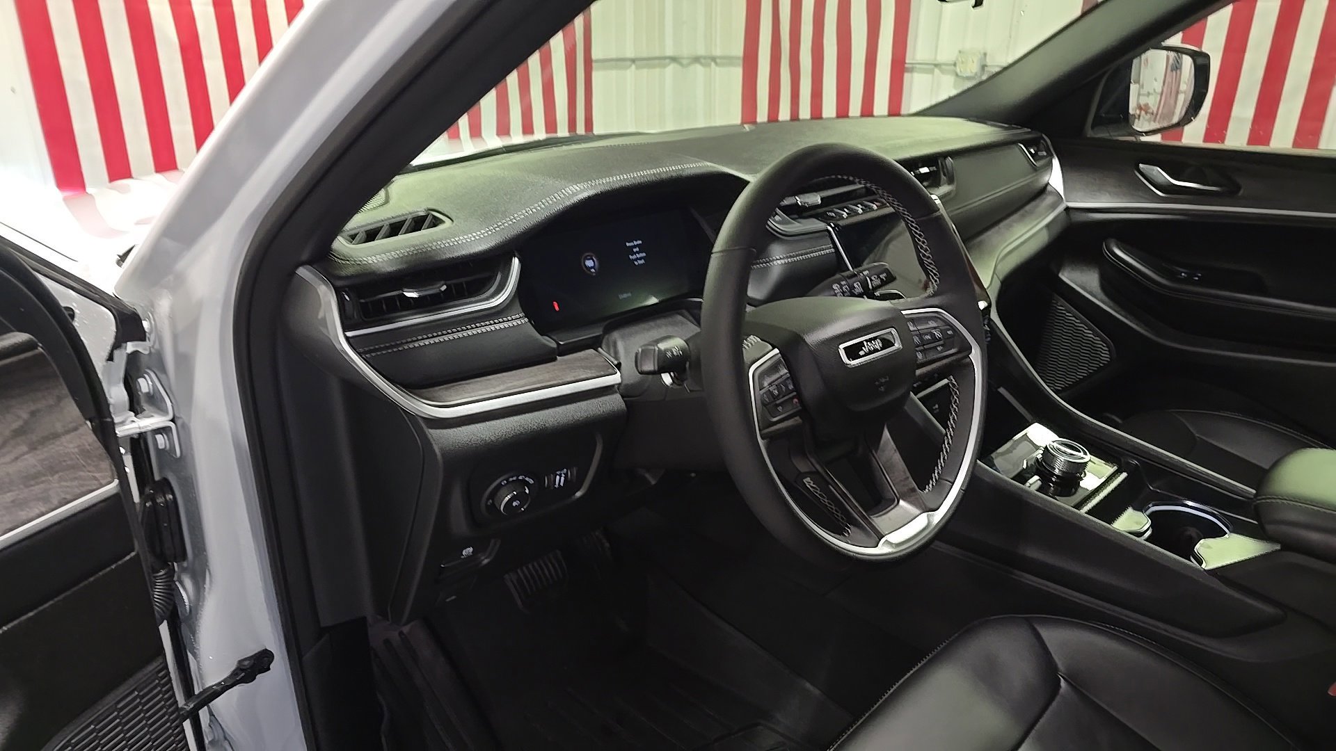 Used 2025 Jeep Grand Cherokee L Limited w/ Black Appearance Package image 18