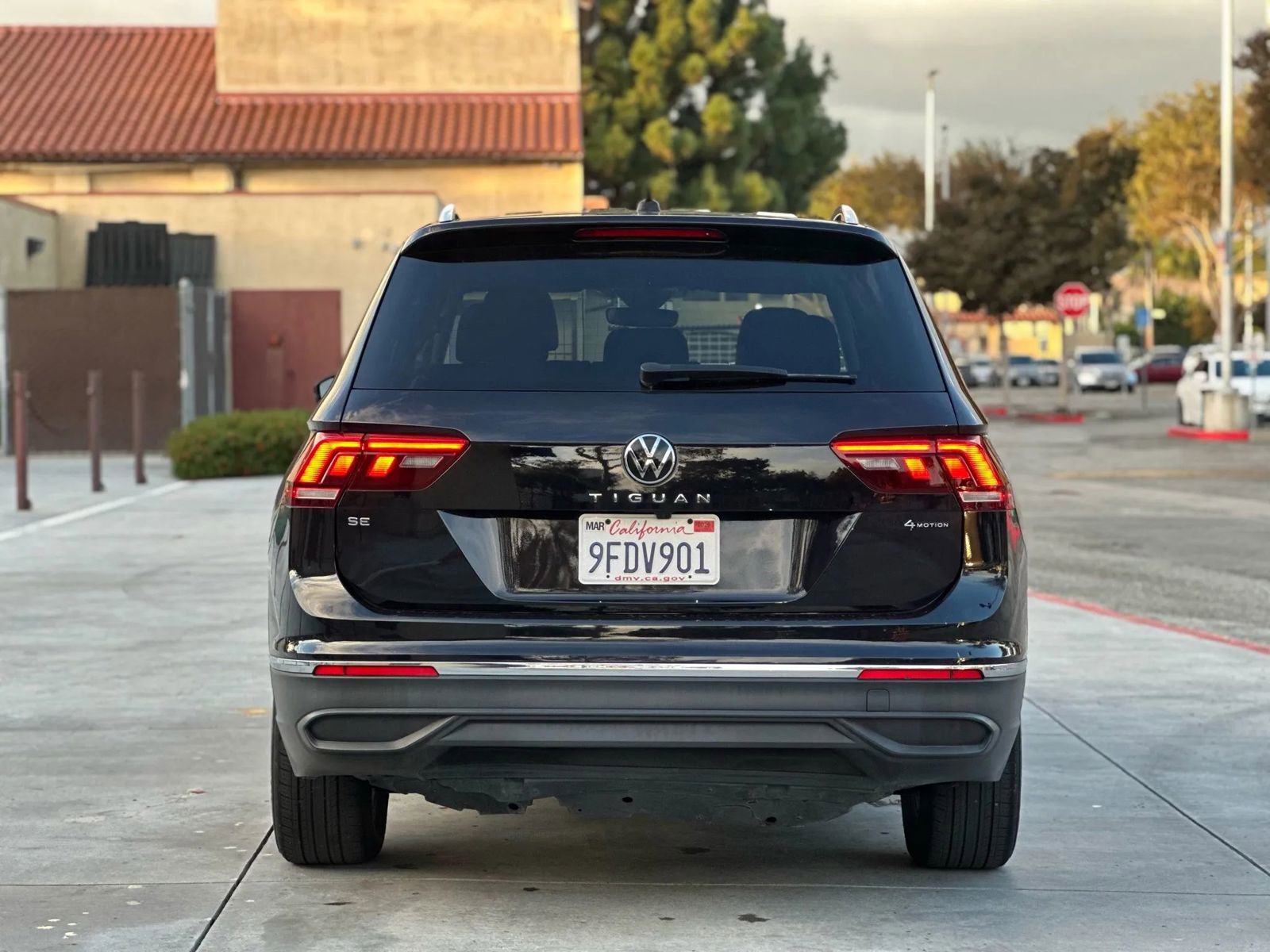 Used 2023 Volkswagen Tiguan SE w/ Panoramic Sunroof Package image 5