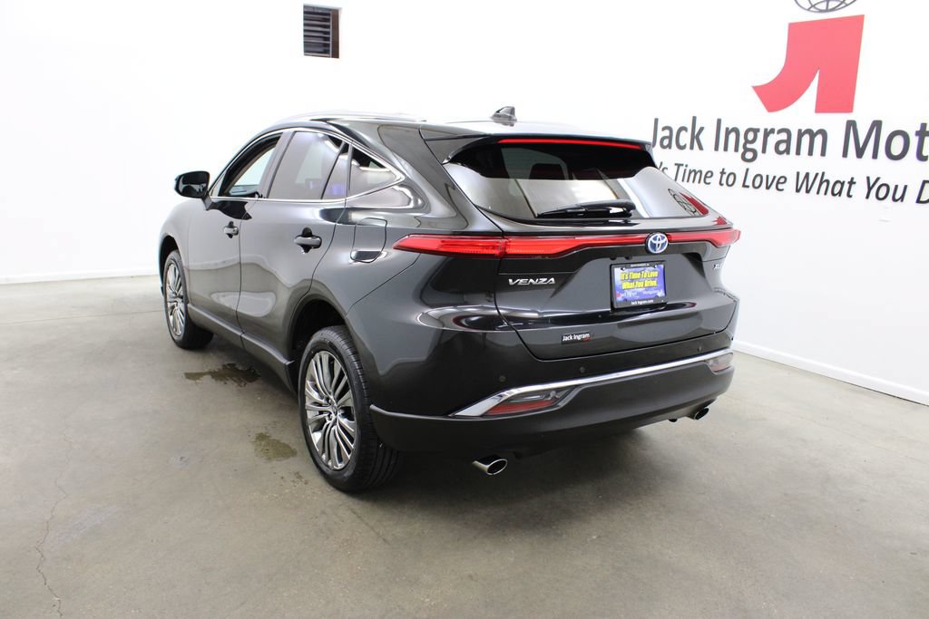 Used 2024 Toyota Venza XLE AWD/4WD image 3