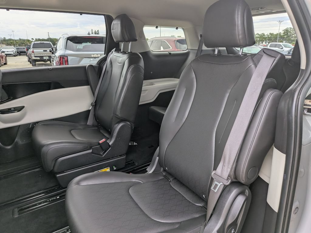 Used 2024 Kia Carnival EX FWD image 18