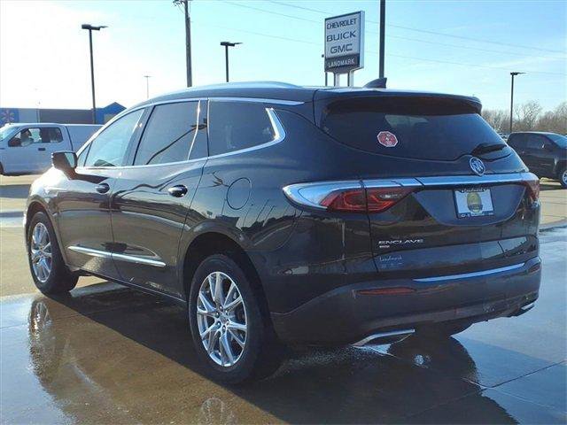 Used 2023 Buick Enclave Essence image 3