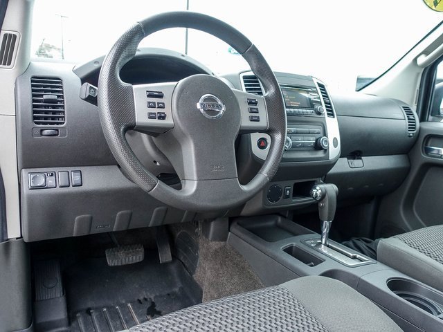 Used 2014 Nissan Frontier SV image 2