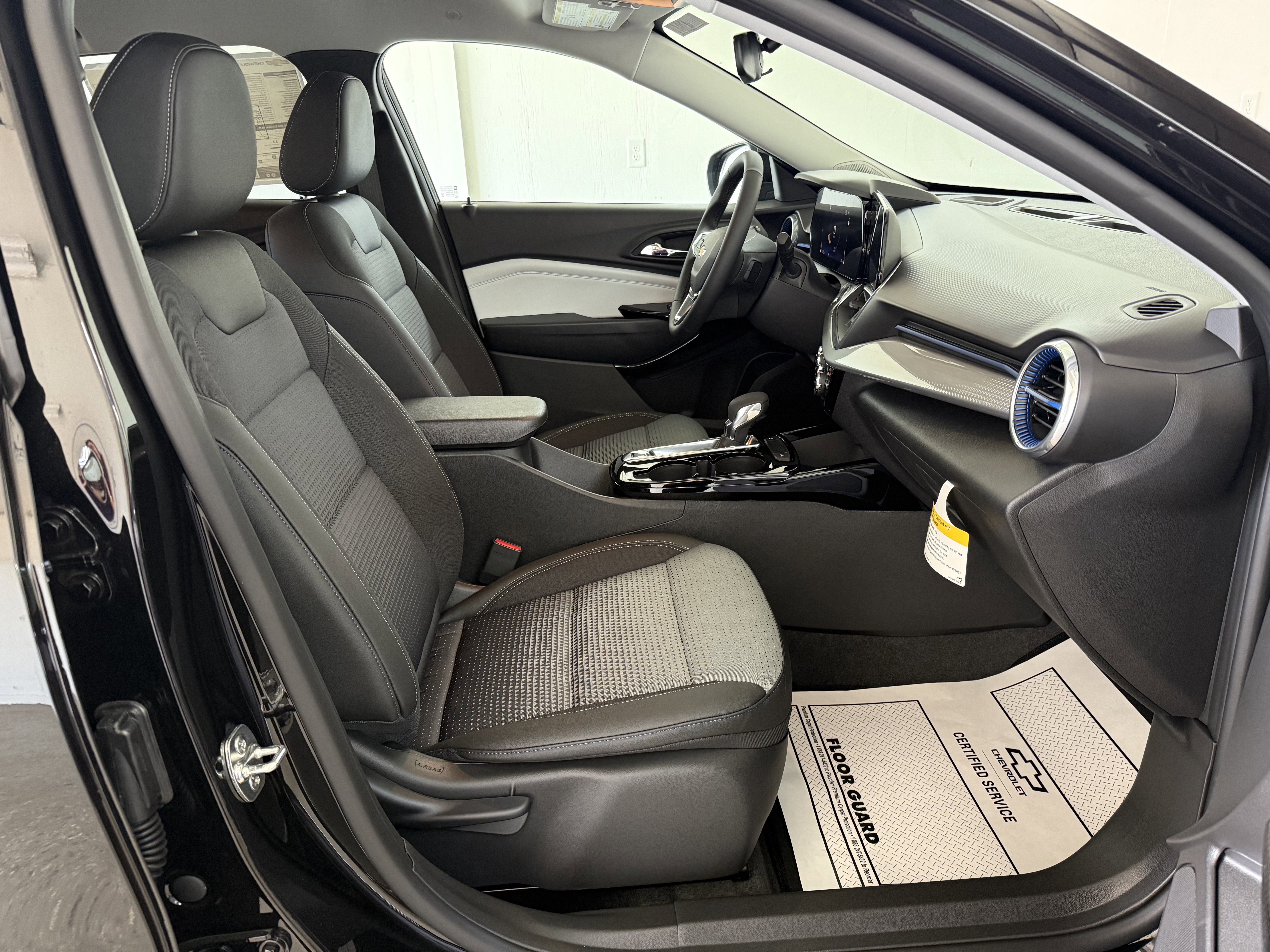 New 2025 Chevrolet Trax LT w/ Driver Confidence Package image 27