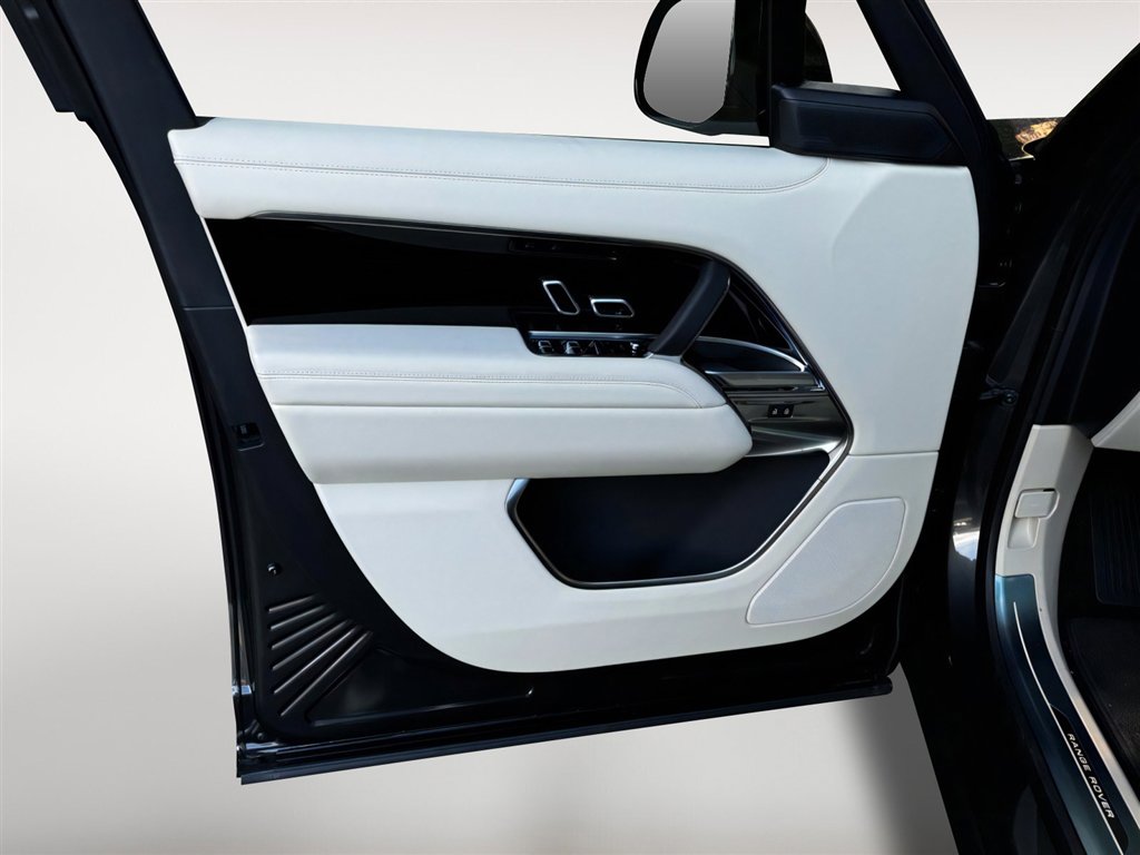 New 2025 Land Rover Range Rover SE image 8