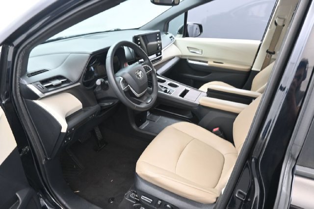Used 2021 Toyota Sienna XLE FWD image 11