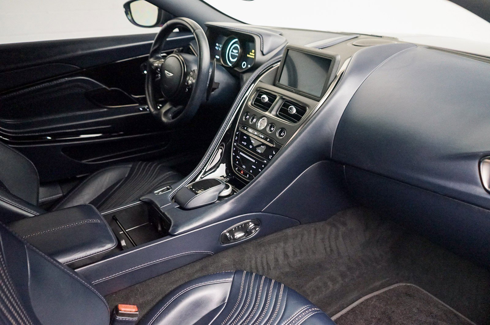 Used 2017 Aston Martin DB11 V12 RWD image 33