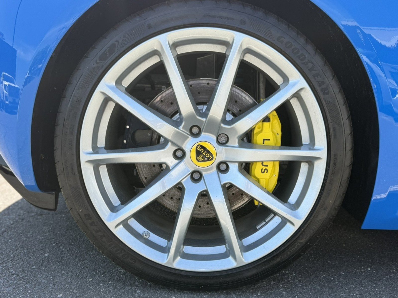Used 2025 Lotus Emira RWD image 12